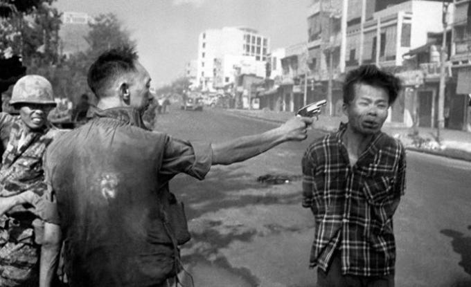 Vijetnamski policajac puca voenoplennogo.