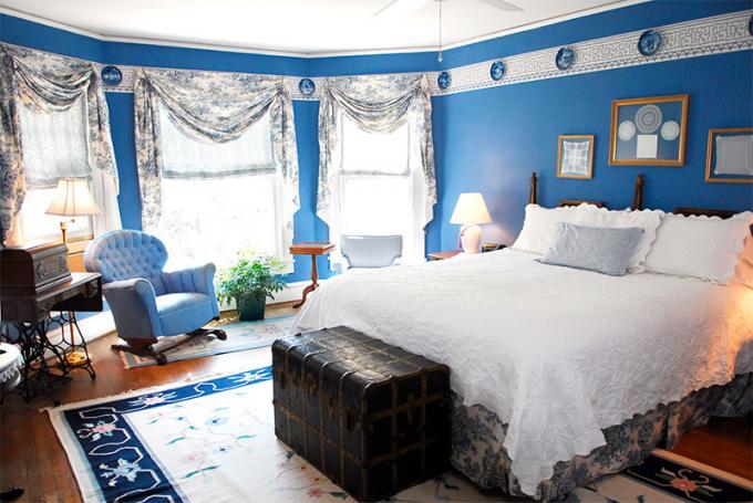 Fotografija spavaće sobe s plavim zidovima radi smanjenja prostora