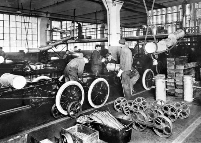 Zašto Henry Ford prodaje slikati ugla s bijelom bojom na svojim postrojenjima