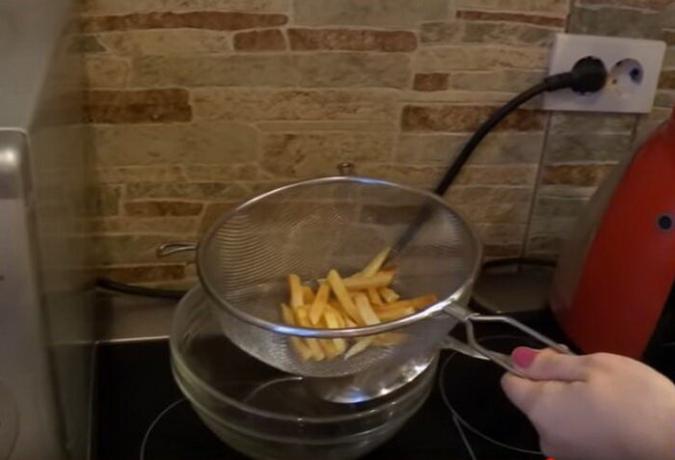Možete staviti krumpir u cjedilo za stakla viška ulja od njega.