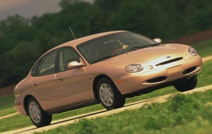 Ford Taurus 1996 ne razlikuju atraktivan izgled. | Foto: cheatsheet.com.