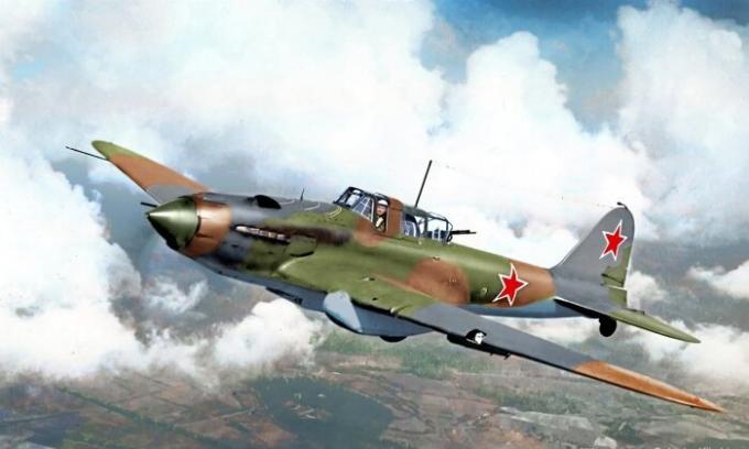 Sturmovik IL-2 i poznati test pilot Vladimir Kokkinaki. | Foto: klimbim2014.wordpress.com.