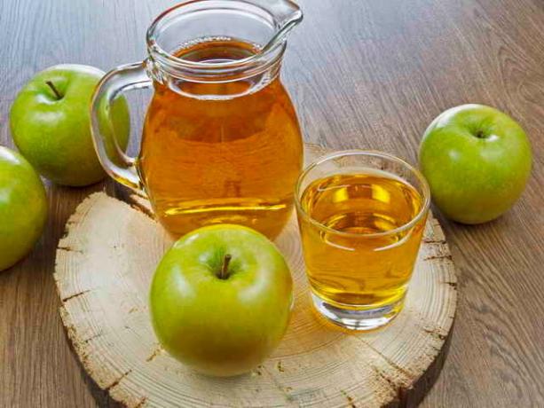 Za pripremu domaće vitaminski napitak, uzeti kasne sorte jabuka © ofazende.ru