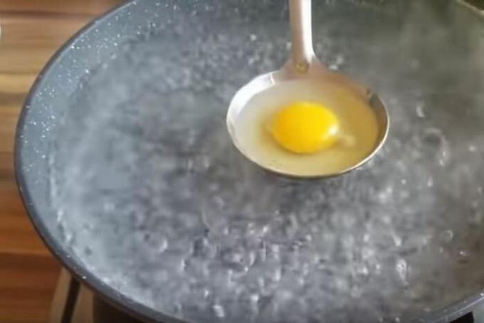 Prelijte jaje. / Foto: youtube.com. 