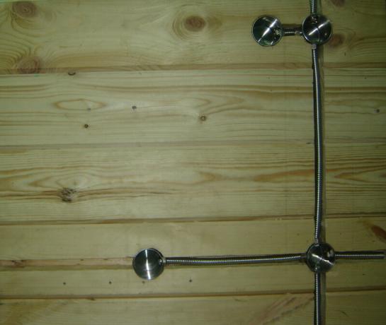 Slika 3: Metalni ormari na drvenom zidu