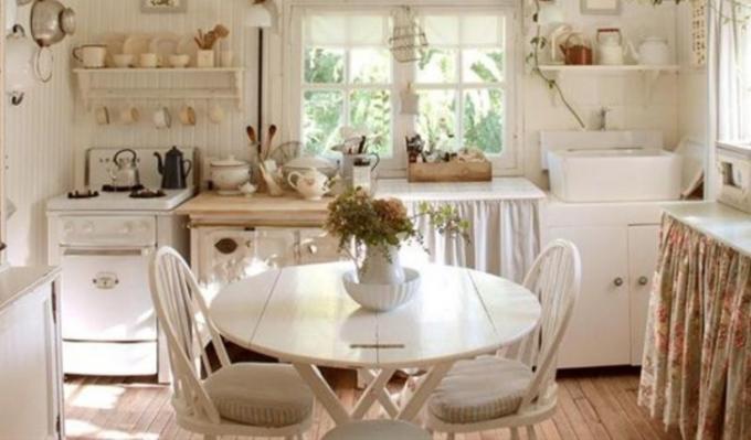 Bijela kuhinja u stilu Provence (39 fotografija), izbor tapeta, kuhinjskih garnitura, dodataka, uradi sam, upute, foto i video tutorijali, cijena