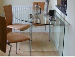 Prozirni stol izvrsno je rješenje za modernu kuhinju