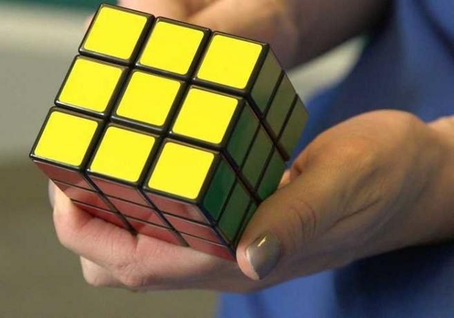 Kako sastaviti Rubikova kocka preko dva pokreta