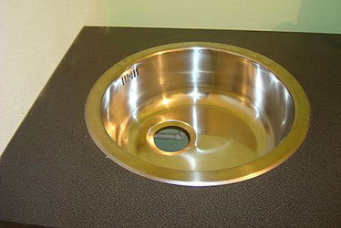 Nakon svih potrebnih koraka ugrađen je okrugli sudoper - nehrđajući čelik - za kuhinju