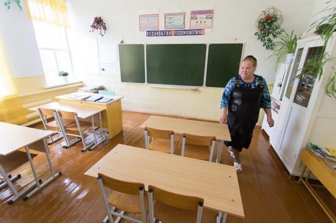 U seoskoj školi samo tri klase u kojoj djeca uče četiri (Sultanov, Chelyabinsk regiji).