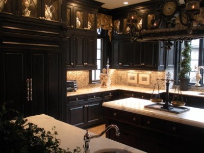 Crni namještaj daje eleganciju i čvrstoću kuhinjskom interijeru