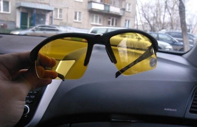 Žuti naočale za noćne vožnje: stvarna pomoć ili promotivni Slijepe
