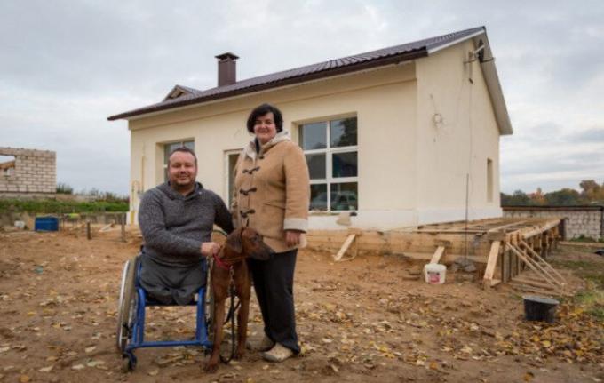 Bjeloruski invalidskim kolicima studirao videa na Youtube i redid stari dućan u kući