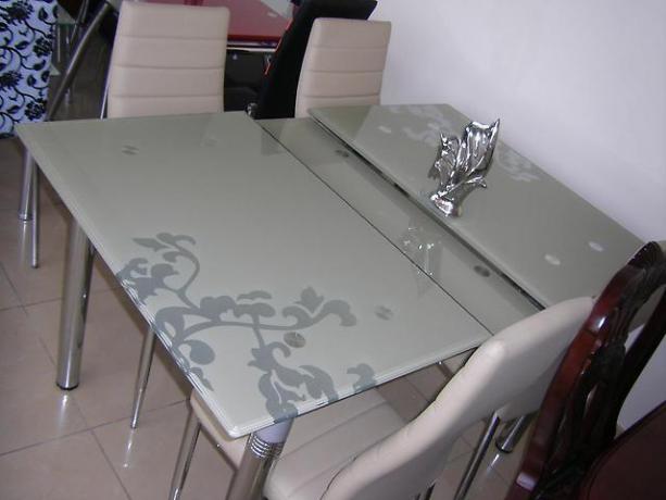 Obično se za takve stolove koristi staklo 6 ili 8 mm, koje može izdržati šalicu koja je pala na njega.