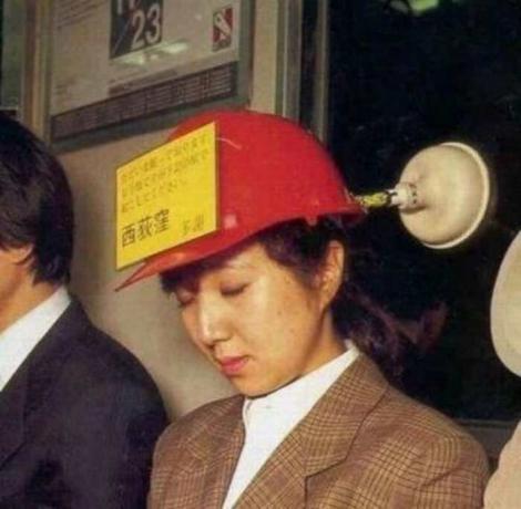 Japanski su često toliko umoran da sam zaspao čak i stoji u javnom prijevozu. / Foto: humourdemecs.com