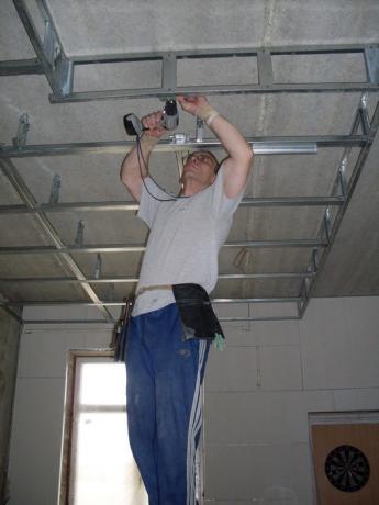 Fotografija prikazuje ugradnju lažnog stropa.