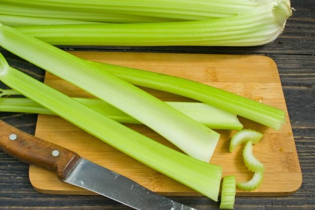 Celer izrezati na tanke kriške