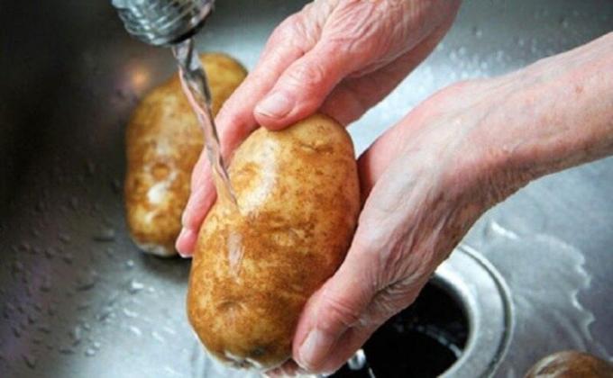 Operite krumpir.