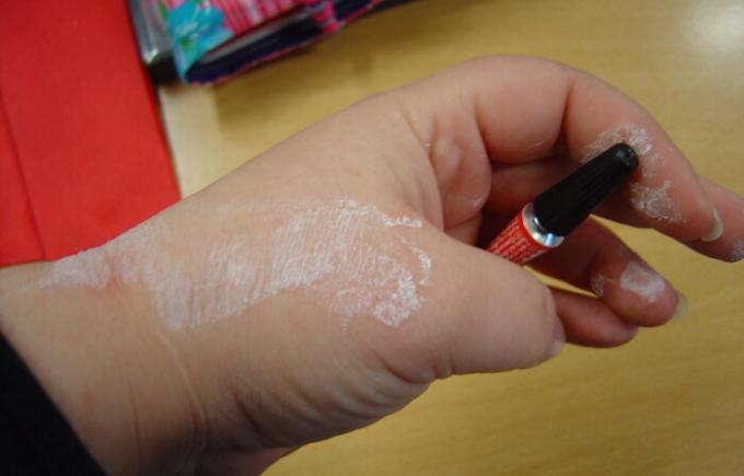  Najjednostavniji način za uklanjanje ljepilo od kože, čak i kada je potpuno osušen.