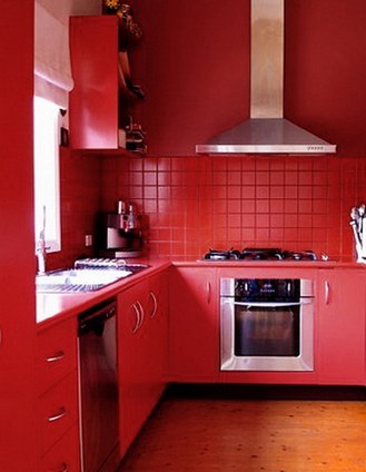 crvena boja u unutrašnjosti kuhinje