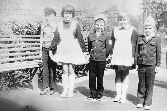 Misterij bijele pregače: Zašto sovjetske školarke nositi tako slično