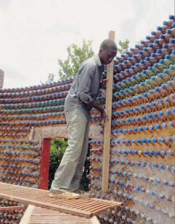 Kuća od plastičnih boca mladić odlučio napraviti okrugli oblik. | Foto: ezermester.hu.