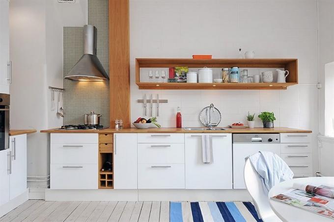 Bijela boja u unutrašnjosti kuhinje proširuje prostor.