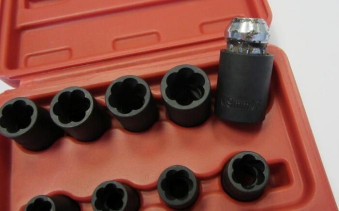 Socket set za uklanjanje oštećenih matice i vijke glave. | Foto: yaplakal.com.