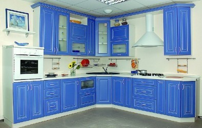 Čak i plava kuhinja, s pravim nijansama, može stvoriti udobnost i udobnost bez izazivanja umora i iritacije.