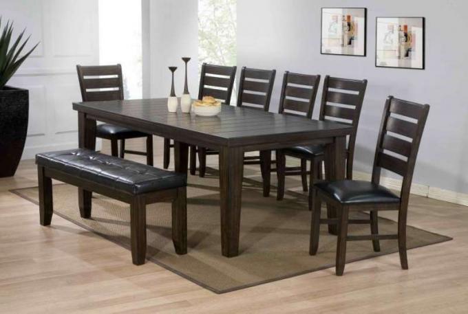Stolovi i stolice izrađeni od drva za kuhinju trebali bi imati opću teksturu kako ne bi kršili stilsku ideju