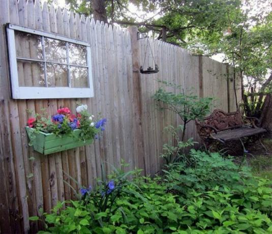 Izdržljiva ograda na zemlju sa svojim vlastitim rukama: korištenje dokazano i dostupni materijali
