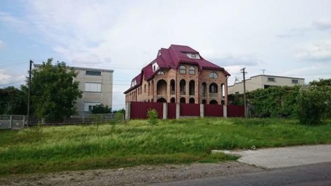 Najbogatiji naselje u Ukrajini, gdje postoji jedan-kata zgrade