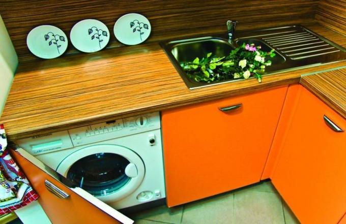 Perilica rublja u kuhinji ispod radne površine