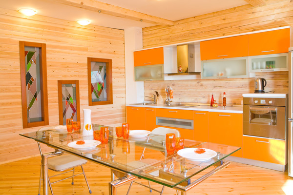 dizajn kuhinje u narančastoj boji