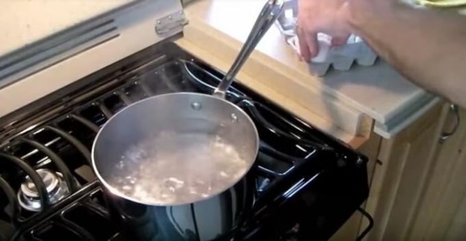 Narodna način da se kuhati jaja u ljusci spustio bez problema