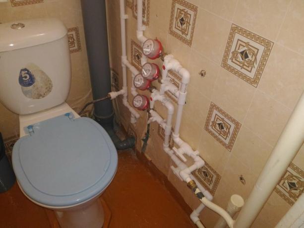 Vodovodni WC povezan s toplom vodom
