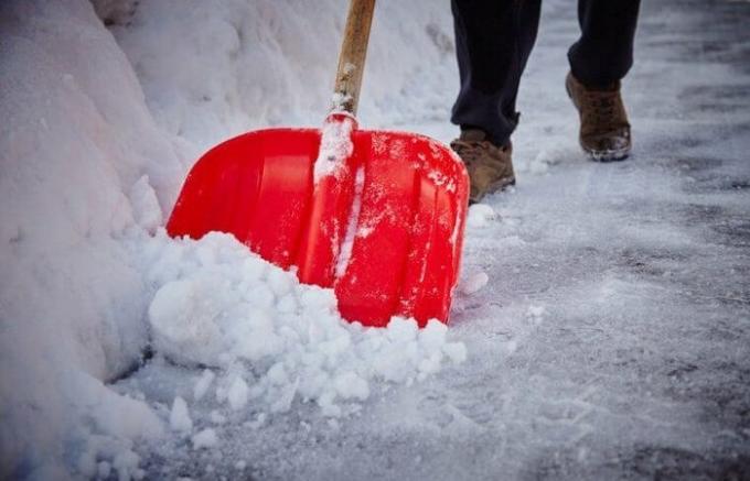 Jednostavan način da se rastopiti led i snijeg od staze očistiti kuću ili garažu