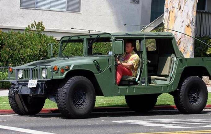 Arnold voli vojne automobile. / Foto: kinotime.org. 