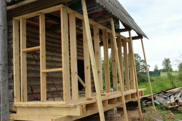 Ugrađeni trijem je učinjeno samo uz kuću u fazi njezine izgradnje