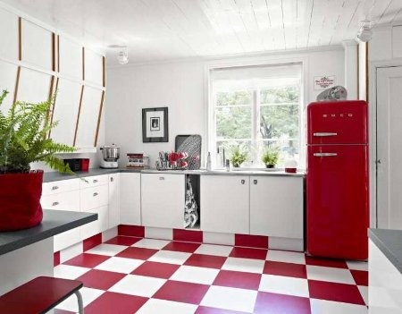 crvena kuhinja s bijelom