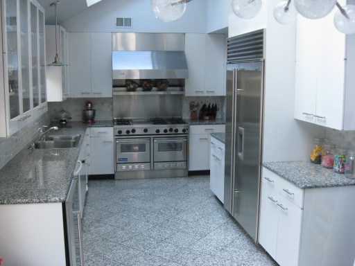 Fotografija prikazuje klasičnu mogućnost dizajna: siva kuhinja i bijeli namještaj.