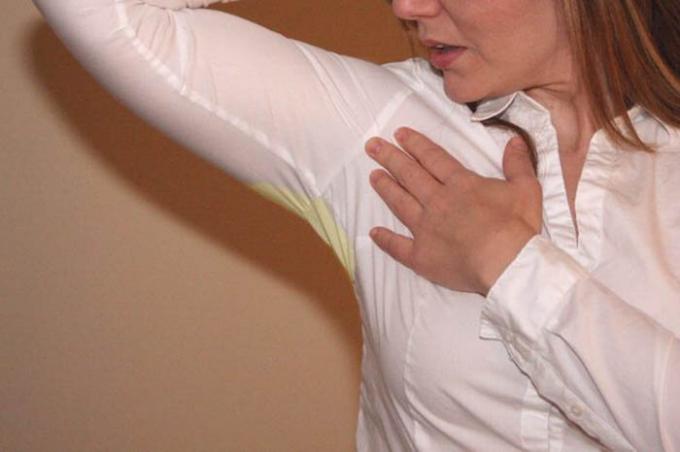 Početna suho čišćenje: kako da biste dobili znoj mrlje na bijeloj odjeći