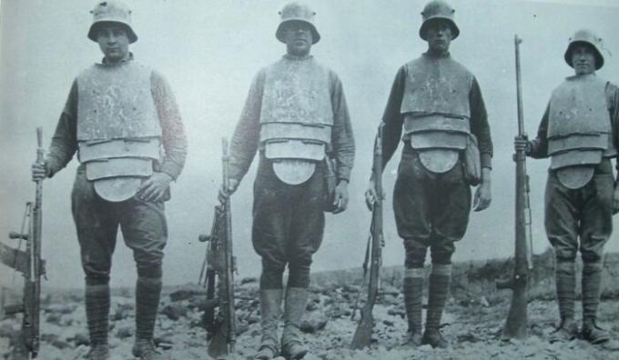 Njemački stormtroopers u oklopu rova ​​sa mitraljezima i puškama, 1918.