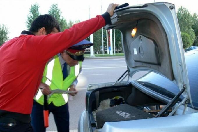 Zašto ne mogu otvoriti prtljažnik automobila ispred policijskog inspektora prometa: Što trebate znati o tim situacijama