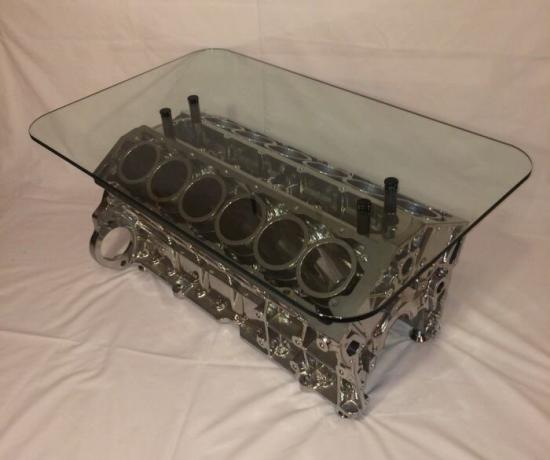 Blok motora cilindar Jaguar V12, koji se sastoji od modernog i praktičnog stol.
