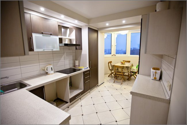 Primjer kako povezati kuhinju s balkonom potpuno demontažom vanjskog zida.