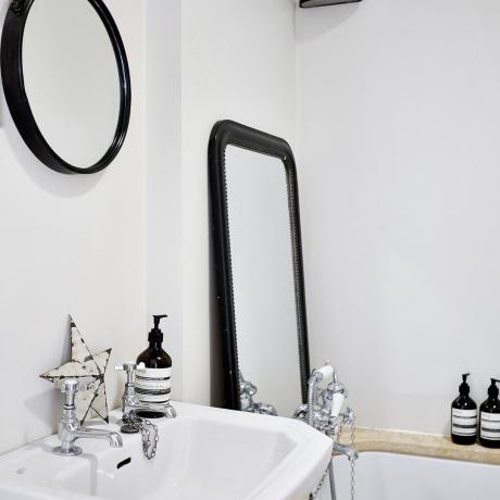 Kako preobraziti kupaonicu uz pomoć ogledala: 13 primjeri