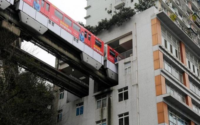 U kineskom gradu Chongqing vlakova pokrenuti kroz kuću.