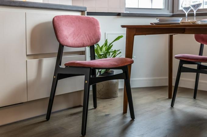 Smjestiti stol za blagovanje pozvati četiri stolice izrađene od breze iverice obložene s emajlom otpornim na vlagu, s leđa i sjedala presvučena bogatom ružičaste boje.
