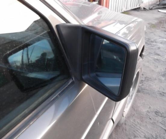 Kratki „panj” u pravom ogledalu na Mercedes-Benz E-klase. | Foto: drive2.ru.